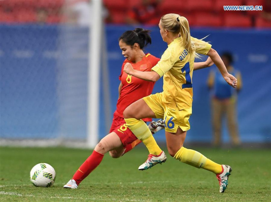Tan Ruyin (L) of China competes with Hedvig Lindahl of Sweden during the women’s Group E match of football at the 2016 Olympic Games, in Brasilia, Brazil, on Aug. 9, 2016. The match ended with 0-0 draw. (Xinhua/Yin Bogu) Tan Ruyin (L) of China competes with Hedvig Lindahl of Sweden during the women’s Group E match of football at the 2016 Olympic Games, in Brasilia, Brazil, on Aug. 9, 2016. The match ended with 0-0 draw. (Xinhua/Yin Bogu)