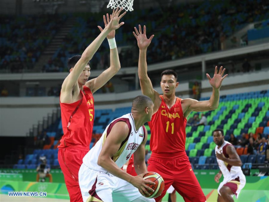 Yi Jianlian (R) and Zhou Qi (L) of China play defence during a men's preliminary round match of basketball between China and Venezuela at the 2016 Rio Olympic Games in Rio de Janeiro, Brazil, on Aug. 10, 2016. Venezuela won 72-68. (Xinhua/Xu Zijian) 