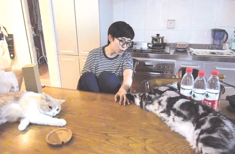 Wu Bao, architecture teacher at the Central Academy of Fine Arts in Beijing who lives alone in Beijing's Wangjing area with four cats. (Photos: China Daily/Yang Yang) Wu Bao, architecture teacher at the Central Academy of Fine Arts in Beijing who lives alone in Beijing's Wangjing area with four cats. (Photos: China Daily/Yang Yang)