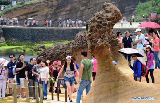 Tourists visit Yehliu Geopark in New Taipei of southeast China's Taiwan, May 2, 2016. (Xinhua/Wei Peiquan) Tourists visit Yehliu Geopark in New Taipei of southeast China's Taiwan, May 2, 2016. (Xinhua/Wei Peiquan)