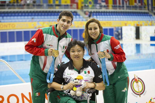 Mexico diving coach Ma Jin is flanked by 3m springboard winner Rommel Pacheco (left) and 10m platform winner Paola Espinosa at the Pan-American Games in Toronto last year. (Photo/Xinhu) Mexico diving coach Ma Jin is flanked by 3m springboard winner Rommel Pacheco (left) and 10m platform winner Paola Espinosa at the Pan-American Games in Toronto last year. (Photo/Xinhu)