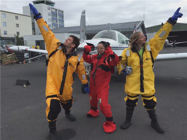 When flight over the Atlantic Ocean, Chen and her team are wearing water-proof pilot garments. (Photo by Tuo Yannan/chinadaily.com.cn) When flight over the Atlantic Ocean, Chen and her team are wearing water-proof pilot garments. (Photo by Tuo Yannan/chinadaily.com.cn)