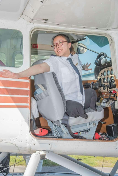 Huang Meihua sits in the cockpit during a training session at the Imperial Canadian Flying School. (Photo provided to chinadaily.com.cn) Huang Meihua sits in the cockpit during a training session at the Imperial Canadian Flying School. (Photo provided to chinadaily.com.cn)