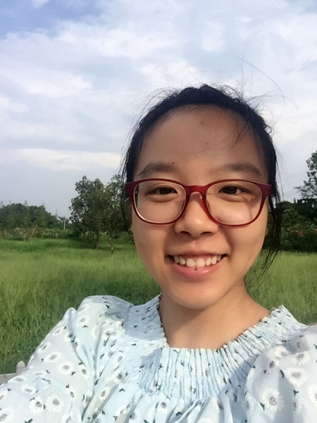 Huang Meihua takes a selfie in a grassy area with a lot of trees in the background. (Photo provided to chinadaily.com.cn) Huang Meihua takes a selfie in a grassy area with a lot of trees in the background. (Photo provided to chinadaily.com.cn)