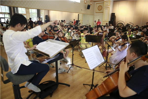 Children practice different musical instruments during a 10-day music camp in Beijing. The non-professionals will give a performance at the Beijing Concert Hall on Monday. FENG YONGBIN/CHINA DAILY Children practice different musical instruments during a 10-day music camp in Beijing. The non-professionals will give a performance at the Beijing Concert Hall on Monday. FENG YONGBIN/CHINA DAILY