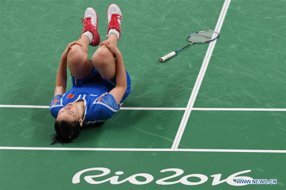 China's Li Xuerui gets injured during the women's singles badminton semifinal between China's Li Xuerui and Spain's Carolina Marin at the 2016 Rio Olympic Games in Rio de Janeiro, Brazil, on Aug. 18, 2016. Li Xuerui lost the match with 0:2. (Photo: Xinhua/Lui Siu Wai) China's Li Xuerui gets injured during the women's singles badminton semifinal between China's Li Xuerui and Spain's Carolina Marin at the 2016 Rio Olympic Games in Rio de Janeiro, Brazil, on Aug. 18, 2016. Li Xuerui lost the match with 0:2. (Photo: Xinhua/Lui Siu Wai)