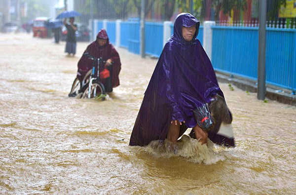 Residents navigate a flooded street in Lingao, Hainan province, after typhoon Dianmu made landfall. (Photo by Fei Yunluo/For China Daily) Residents navigate a flooded street in Lingao, Hainan province, after typhoon Dianmu made landfall. (Photo by Fei Yunluo/For China Daily)