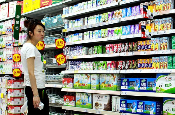 A consumer searches dairy products in a supermarket in Nanjing, Jiangsu province, in June. (Photo by Zhen Huai/For China Daily) A consumer searches dairy products in a supermarket in Nanjing, Jiangsu province, in June. (Photo by Zhen Huai/For China Daily)