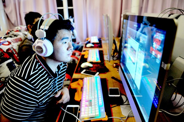 A college student plays video games at an e-sports bar during his summer vacation in Qingdao, Shandong province. Yu Fangping / For China Daily A college student plays video games at an e-sports bar during his summer vacation in Qingdao, Shandong province. Yu Fangping / For China Daily