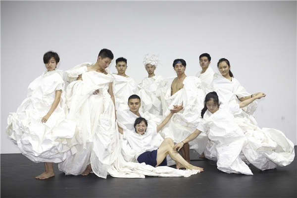 Multimedia performance Once Upon a Time There Was a Mountain weaves traditional Chinese poetry into contemporary theater. (Photos provided to China Daily) Multimedia performance Once Upon a Time There Was a Mountain weaves traditional Chinese poetry into contemporary theater. (Photos provided to China Daily)