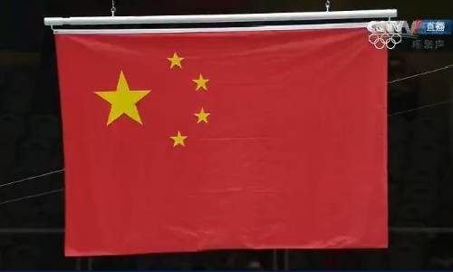 The wrong Chinese national flag at the women's volleyball award ceremony, Aug 21. (Photo/CCTV) The wrong Chinese national flag at the women's volleyball award ceremony, Aug 21. (Photo/CCTV)