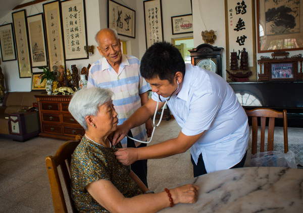 A hospital doctor provides hospital-to-home service for community residents in Xiamen, Fujian province. (PAN SONGGANG/FOR CHINA DAILY) A hospital doctor provides hospital-to-home service for community residents in Xiamen, Fujian province. (PAN SONGGANG/FOR CHINA DAILY)
