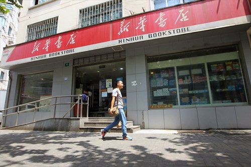 A man passes by a Xinhua Bookstore in Shanghai. Driven by booming online book sales and popular privately owned bookstores across the country, Xinhua Bookstore is also going through an unprecedented reform now. (Photos: Yang Hui/GT) A man passes by a Xinhua Bookstore in Shanghai. Driven by booming online book sales and popular privately owned bookstores across the country, Xinhua Bookstore is also going through an unprecedented reform now. (Photos: Yang Hui/GT)