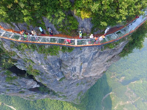 The Tianmenshan skywalk in Hubei Province (Photo/Xinhua) The Tianmenshan skywalk in Hubei Province (Photo/Xinhua)
