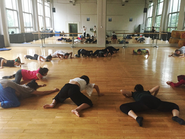 Students imitate lizards at Lin's class, Beijing, Aug 18, 2016.(Photo by Li Hongrui/chinadaily.com) Students imitate lizards at Lin's class, Beijing, Aug 18, 2016.(Photo by Li Hongrui/chinadaily.com)