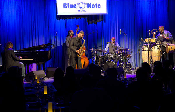 Saxophonist Kenny Garrett performs with his quintet at the opening of Blue Note Beijing, the first branch of the New York jazz club in China. (Photo by Feng Yongbin/China Daily) Saxophonist Kenny Garrett performs with his quintet at the opening of Blue Note Beijing, the first branch of the New York jazz club in China. (Photo by Feng Yongbin/China Daily)