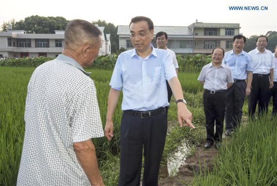 Chinese Premier Li Keqiang talks with a farmer in a paddy field on his way to Ruijin, east China's Jiangxi Province, Aug. 22, 2016. Li made an inspection tour in Jiangxi from Aug. 22 to 24. (Photo: Xinhua/Xie Huanchi) Chinese Premier Li Keqiang talks with a farmer in a paddy field on his way to Ruijin, east China's Jiangxi Province, Aug. 22, 2016. Li made an inspection tour in Jiangxi from Aug. 22 to 24. (Photo: Xinhua/Xie Huanchi)
