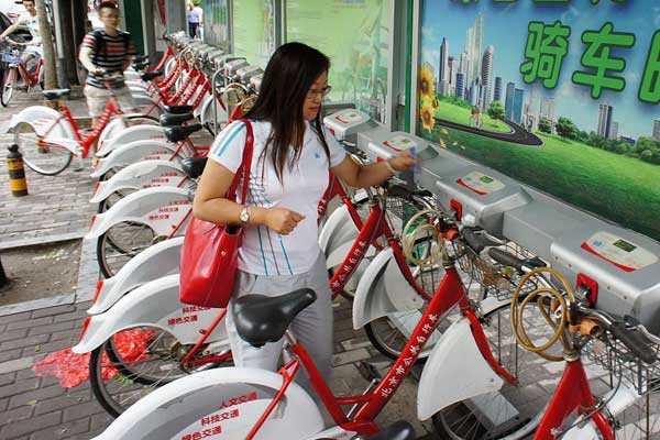 A woman rents a bicycle in the Sanyuanqiao area. Beijing now offers 14,000 bikes for rent and plans to nearly double the number this year to promote eco-friendly transportation. Provided to China Daily A woman rents a bicycle in the Sanyuanqiao area. Beijing now offers 14,000 bikes for rent and plans to nearly double the number this year to promote eco-friendly transportation. Provided to China Daily