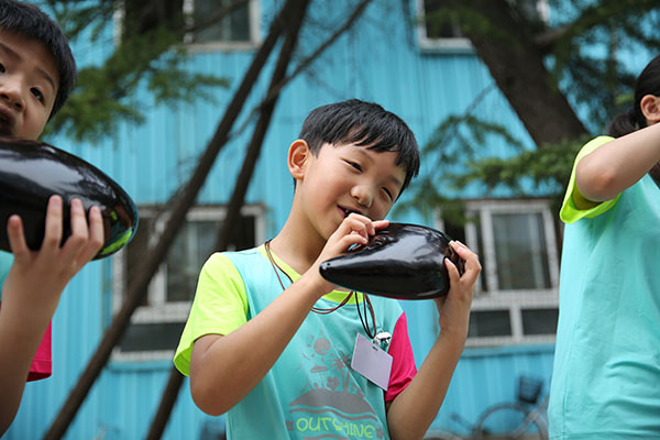 Guo practices the ocarina before the contest. (Photo/China Daily) Guo practices the ocarina before the contest. (Photo/China Daily)