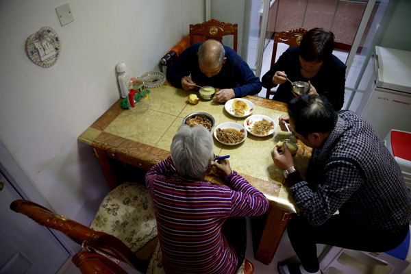 Three volunteers give Ye Sufen, a 83-year-old who lives alone, a haircut at her home in Jinzhou, Liaoning province. (Photo by LI TIECHENG/CHINA DAILY) Three volunteers give Ye Sufen, a 83-year-old who lives alone, a haircut at her home in Jinzhou, Liaoning province. (Photo by LI TIECHENG/CHINA DAILY)
