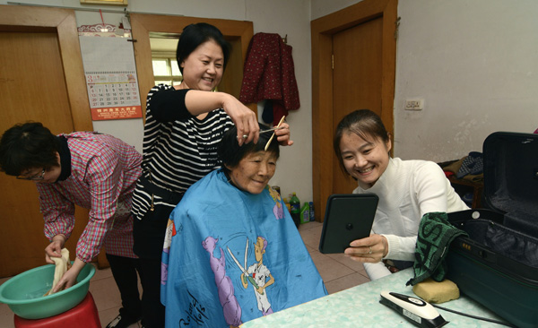 Three volunteers give Ye Sufen, a 83-year-old who lives alone, a haircut at her home in Jinzhou, Liaoning province. (Photo by LI TIECHENG/CHINA DAILY) Three volunteers give Ye Sufen, a 83-year-old who lives alone, a haircut at her home in Jinzhou, Liaoning province. (Photo by LI TIECHENG/CHINA DAILY)