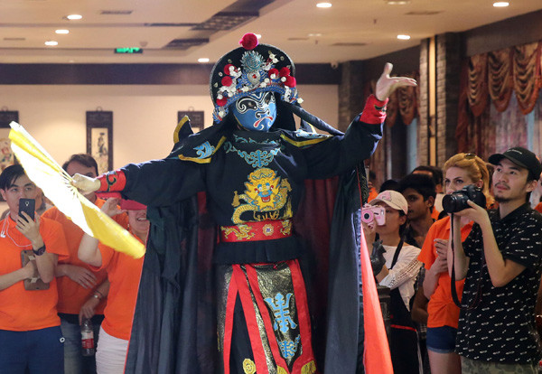 A folk artist performs a traditional face-changing stunt for foreign students at the Chongqing Hotpot Museum and Restaurant. (Photo by WANG ZHUANGFEI/CHINA DAILY) A folk artist performs a traditional face-changing stunt for foreign students at the Chongqing Hotpot Museum and Restaurant. (Photo by WANG ZHUANGFEI/CHINA DAILY)