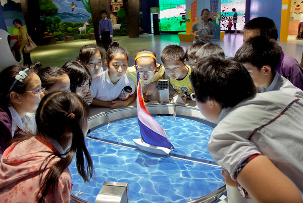 Children learn about wind power by watching a simulated sailing ship movement at the Hangzhou Low Carbon Science and Technology Museum. (Photo provided to China Daily) Children learn about wind power by watching a simulated sailing ship movement at the Hangzhou Low Carbon Science and Technology Museum. (Photo provided to China Daily)