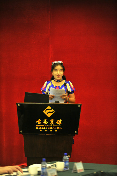 A representative of the local embroiderers shares her experiences with the attendees at the meeting, Hami, Xinjiang, Aug 18, 2016. (Photo provided to chinadaily.com.cn) A representative of the local embroiderers shares her experiences with the attendees at the meeting, Hami, Xinjiang, Aug 18, 2016. (Photo provided to chinadaily.com.cn)