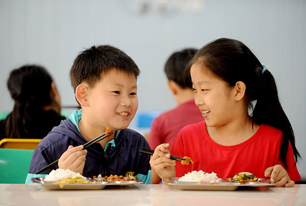 Students dine in May at Shenyang Railway No 3 Primary School, a model school for student nutrition in Liaoning province. ZHANG WENKUI/XINHUA Students dine in May at Shenyang Railway No 3 Primary School, a model school for student nutrition in Liaoning province. ZHANG WENKUI/XINHUA