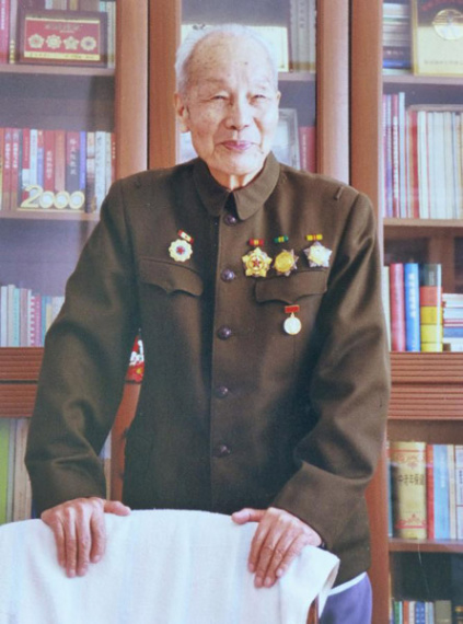 Tu Tongjin poses for a photo wearing badges in 1988.(Photo/Xinhua) Tu Tongjin poses for a photo wearing badges in 1988.(Photo/Xinhua)