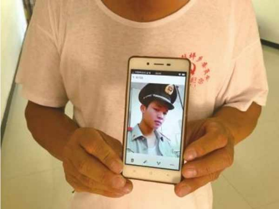 Father Cai Laiyuan holds the photo of his deceased son Cai Jiayuan. (Photo: Beijing Times/Fan Rui) Father Cai Laiyuan holds the photo of his deceased son Cai Jiayuan. (Photo: Beijing Times/Fan Rui)