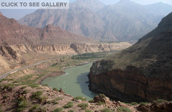 Undated file photo provided by Qinglong Wu of Nanjing Normal University shows the Jishi Gorge in northwest China's Qinghai Province.(Photo/Xinhua) 