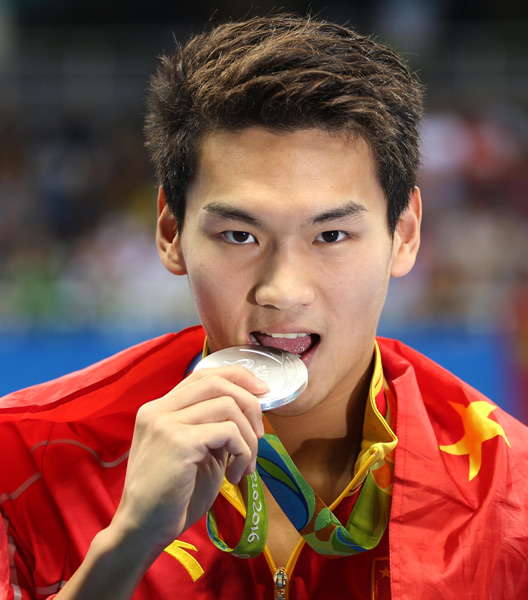 Backstroke Victory Ceremony at the Rio Olympic Games in Rio de Janeiro, Brazil, August 8, 2016. (Photo/Xinhua) Backstroke Victory Ceremony at the Rio Olympic Games in Rio de Janeiro, Brazil, August 8, 2016. (Photo/Xinhua)