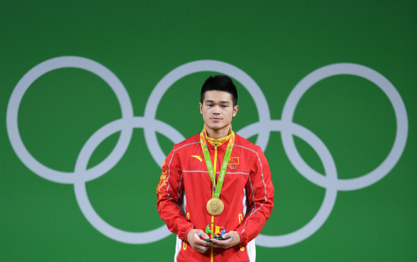Shi Zhiyong of China lifts gold during the men's 69kg category of the Rio 2016 Olympic Games Weightlifting events at the Riocentro in Rio de Janeiro, Brazil, Aug 9, 2016.(Photo/Xinhua) Shi Zhiyong of China lifts gold during the men's 69kg category of the Rio 2016 Olympic Games Weightlifting events at the Riocentro in Rio de Janeiro, Brazil, Aug 9, 2016.(Photo/Xinhua)