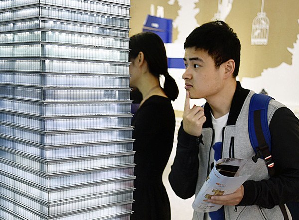 A resident looks at the model of a high-end residential building at an expo in Hangzhou, East China's Zhejiang province, May 13, 2016. (PROVIDED TO CHINA DAILY) A resident looks at the model of a high-end residential building at an expo in Hangzhou, East China's Zhejiang province, May 13, 2016. (PROVIDED TO CHINA DAILY)