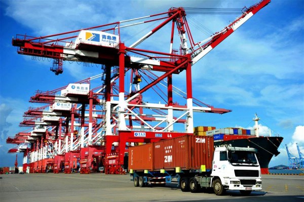 A truck transfers containers at Qingdao port in Qingdao, east China's Shandong Province, Aug. 8, 2016.(Xinhua/Yu Fangping) A truck transfers containers at Qingdao port in Qingdao, east China's Shandong Province, Aug. 8, 2016.(Xinhua/Yu Fangping)