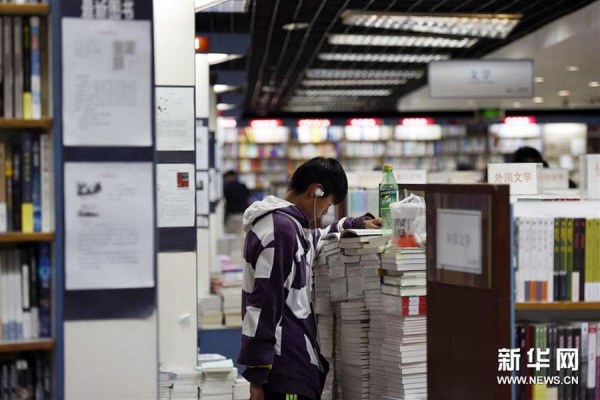A 16-year-old surnamed Zhang reads a book at the 24-hour Sanlian Taofen Bookstore at 9:43 p.m. in Beijing on April 18, 2016. Zhang said he lives near the bookstore and has been coming to the store every night for more than two weeks.(Photo/Xinhua) A 16-year-old surnamed Zhang reads a book at the 24-hour Sanlian Taofen Bookstore at 9:43 p.m. in Beijing on April 18, 2016. Zhang said he lives near the bookstore and has been coming to the store every night for more than two weeks.(Photo/Xinhua)