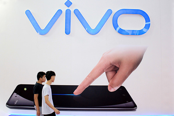 Two pedestrians walk past a Vivo Mobile Communication Technology Co Ltd poster in Nanjing, Jiangsu province.(Photo/China Daily) Two pedestrians walk past a Vivo Mobile Communication Technology Co Ltd poster in Nanjing, Jiangsu province.(Photo/China Daily)