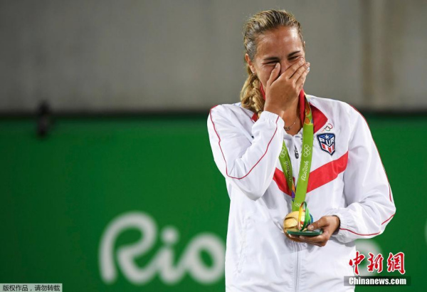 Gold medalist Monica Puig of Puerto Rico reacts after receiving her medal. (Photo/Agencies) Gold medalist Monica Puig of Puerto Rico reacts after receiving her medal. (Photo/Agencies)
