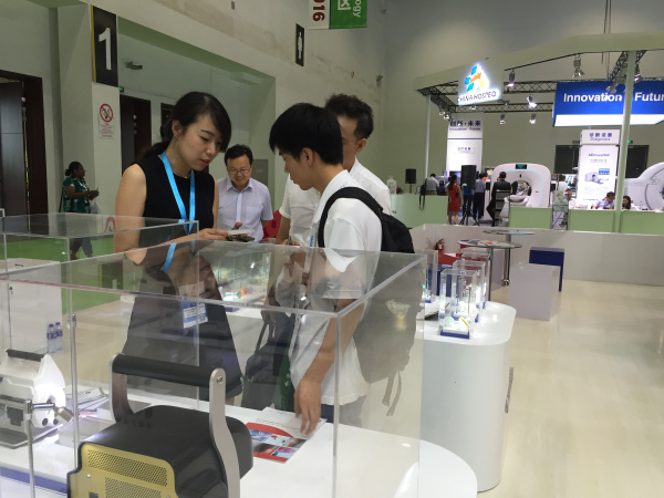 Visitors learn about British medical devices at the expo (Photo/Ecns.cn) Visitors learn about British medical devices at the expo (Photo/Ecns.cn)