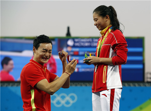 Chinese diver Qin Kai gets a yes after proposal to his girlfriend, He Zi, at the Rio Olympics after the medal ceremony for the women's 3m springboard, Aug 14, 2016. (Photo/Xinhua) Chinese diver Qin Kai gets a yes after proposal to his girlfriend, He Zi, at the Rio Olympics after the medal ceremony for the women's 3m springboard, Aug 14, 2016. (Photo/Xinhua)
