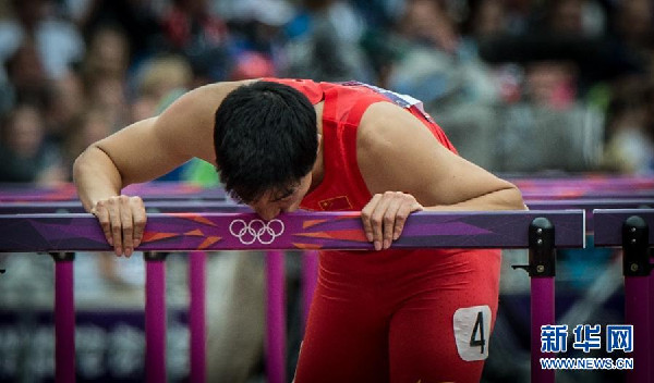 Liu Xiang kisses the hurdle after he hopped down the track to the finishing line in the heat of 110-meter hurdles in 2012 London Olympic Games, Aug 7. (Photo/Xinhua) Liu Xiang kisses the hurdle after he hopped down the track to the finishing line in the heat of 110-meter hurdles in 2012 London Olympic Games, Aug 7. (Photo/Xinhua)
