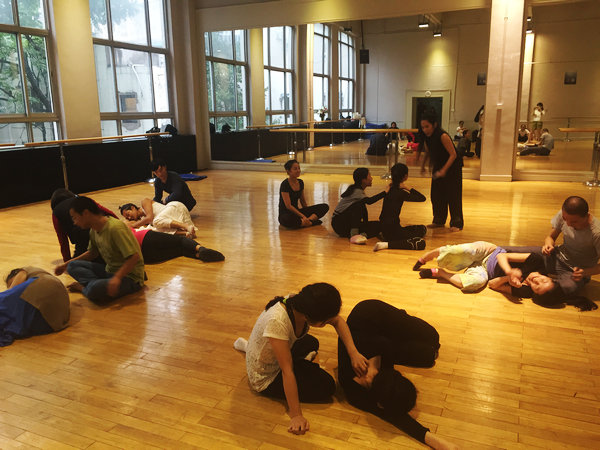 Students help each other to feel their spines at Lin's class, Beijing, Aug 18, 2016. (Photo by Li Hongrui/chinadaily.com) Students help each other to feel their spines at Lin's class, Beijing, Aug 18, 2016. (Photo by Li Hongrui/chinadaily.com)