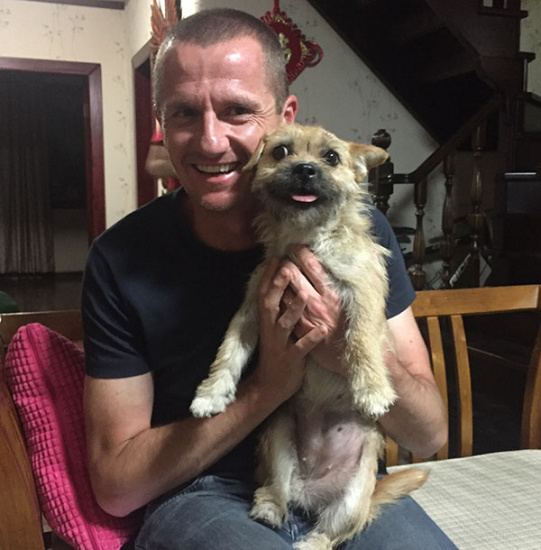 Dion Leonard is reunited with Gobi. (Photo by Liu Jie/For China Daily) Dion Leonard is reunited with Gobi. (Photo by Liu Jie/For China Daily)