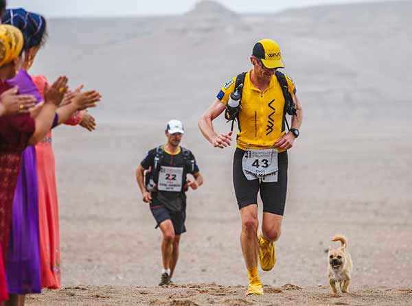 Gobi runs with Dion Leonard in the 250 km extreme marathon in the Xinjiang Uygur autonomous region. OMNI CAI/4DESERTS.COM Gobi runs with Dion Leonard in the 250 km extreme marathon in the Xinjiang Uygur autonomous region. OMNI CAI/4DESERTS.COM