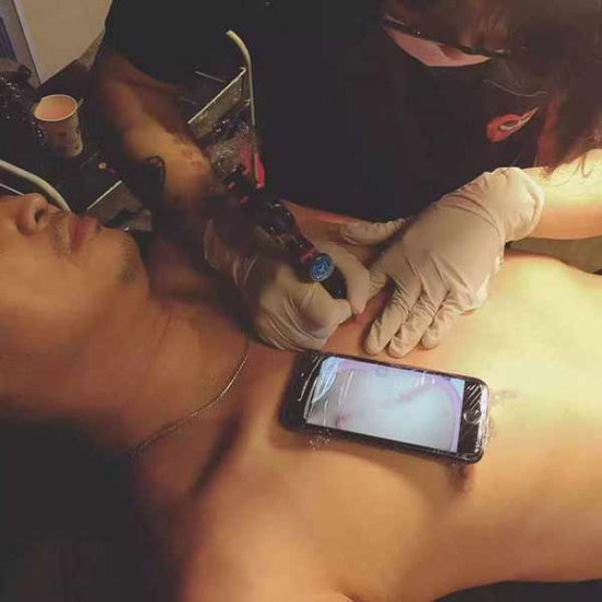 The father has the scar tattooed on his chest. (Photo from Sina Weibo) The father has the scar tattooed on his chest. (Photo from Sina Weibo)