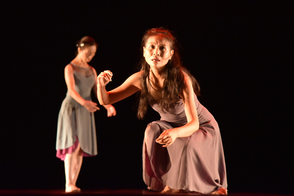 A female dancer concentrates on her performance at the show. (Photo by Zhang Xingjian/chinadaily.com.cn) A female dancer concentrates on her performance at the show. (Photo by Zhang Xingjian/chinadaily.com.cn)