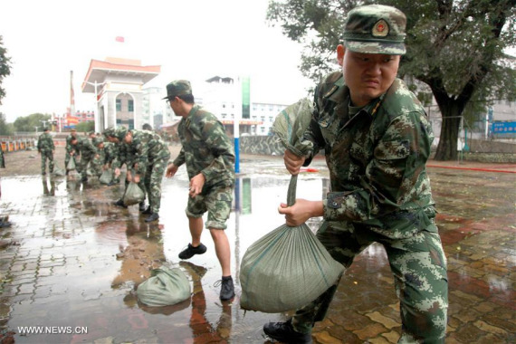 Border guards pass sand bags to reinforce flood defences along the Tumen River, a cross-border river, in northeast China's Jilin Province, Aug. 31, 2016. (Photo: Xinhua/Zhang Biao) Border guards pass sand bags to reinforce flood defences along the Tumen River, a cross-border river, in northeast China's Jilin Province, Aug. 31, 2016. (Photo: Xinhua/Zhang Biao)