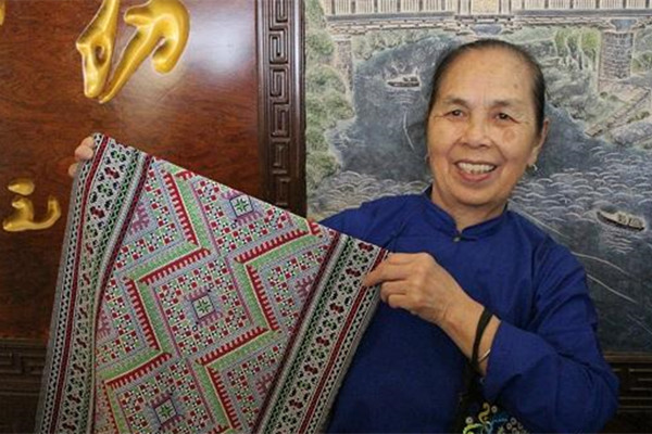 Li Tianmei showcases Dongjin in Tongdao Dong autonomous county, in Hunan province, August 30, 2016. (Photo by Wan Lijun/provided to chinadaily.com.cn) Li Tianmei showcases Dongjin in Tongdao Dong autonomous county, in Hunan province, August 30, 2016. (Photo by Wan Lijun/provided to chinadaily.com.cn)