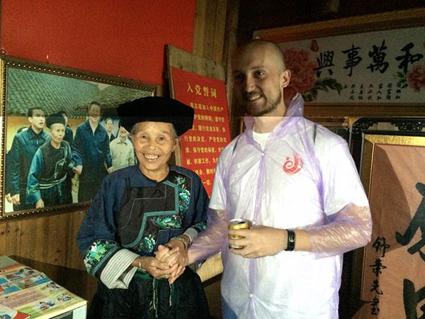 Long Decheng poses for a photo with China Daily reporter Tyler Terrance O'Neil in Shibadong, Hunan province, Aug 31, 2016. (Photo by Liu Jing/chinadaily.com.cn) Long Decheng poses for a photo with China Daily reporter Tyler Terrance O'Neil in Shibadong, Hunan province, Aug 31, 2016. (Photo by Liu Jing/chinadaily.com.cn)